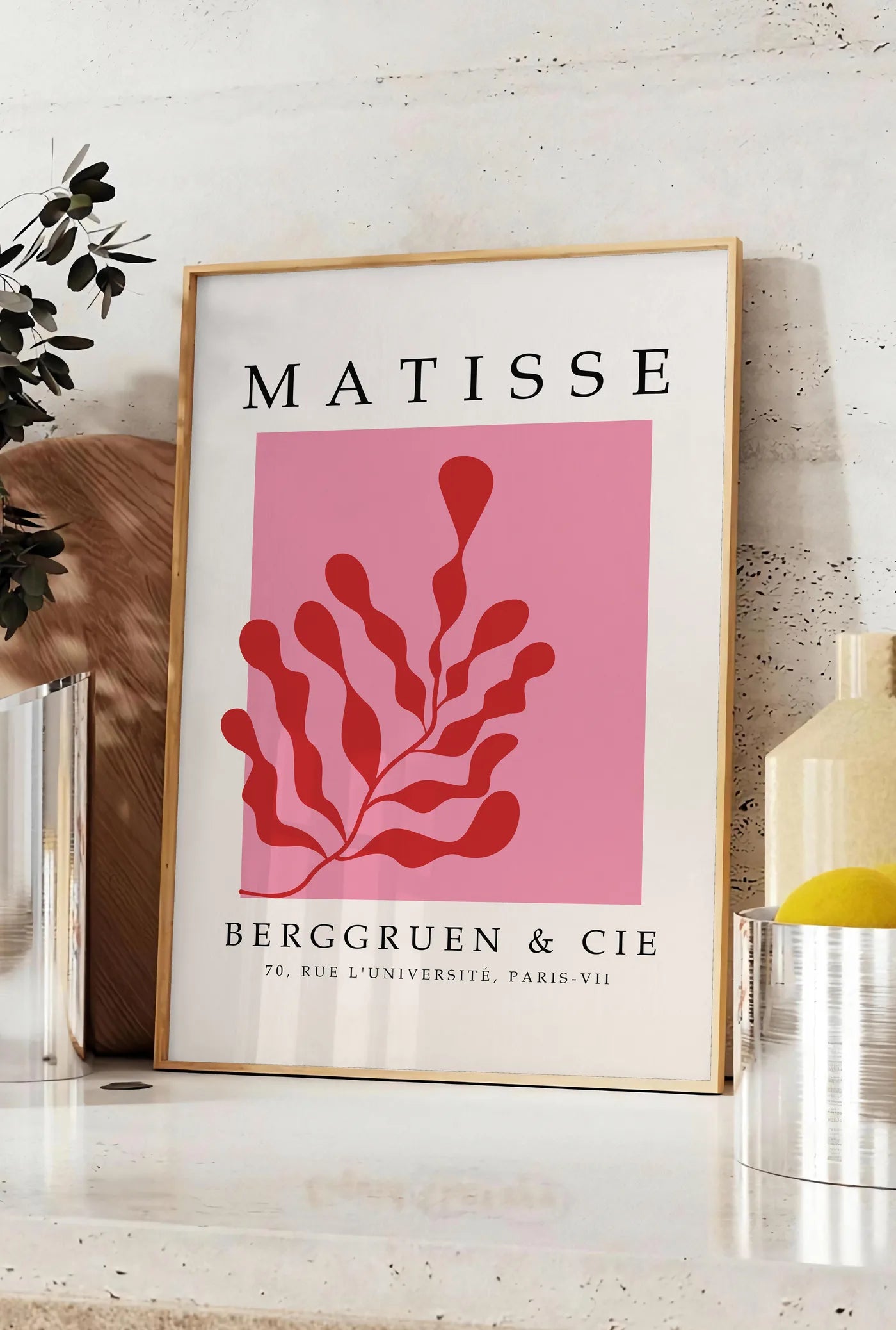 Affiche Algue Rouge sur Rose Papiers Decoupes — Henri Matisse — mise en situation dans une cuisine