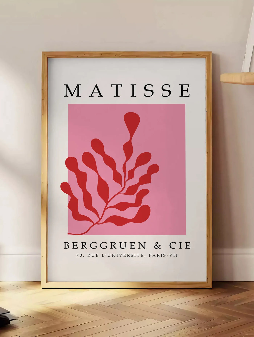 Affiche Algue Rouge sur Rose Papiers Decoupes — Henri Matisse — mise en situation dans un intérieur lumineux