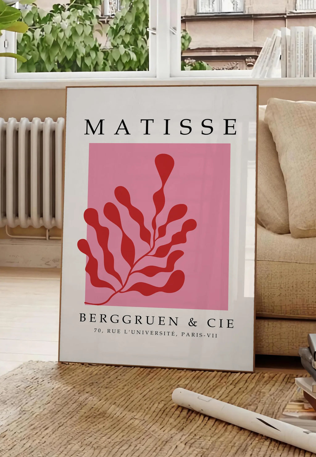 Affiche Algue Rouge sur Rose Papiers Decoupes — Henri Matisse — mise en situation dans un salon