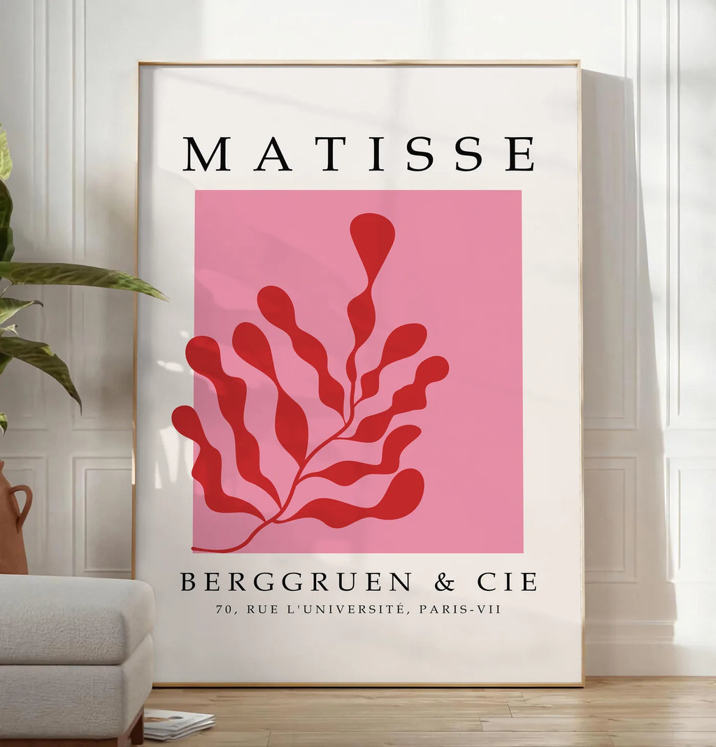 Affiche Algue Rouge sur Rose Papiers Decoupes — Henri Matisse — mise en situation dans un salon contemporain