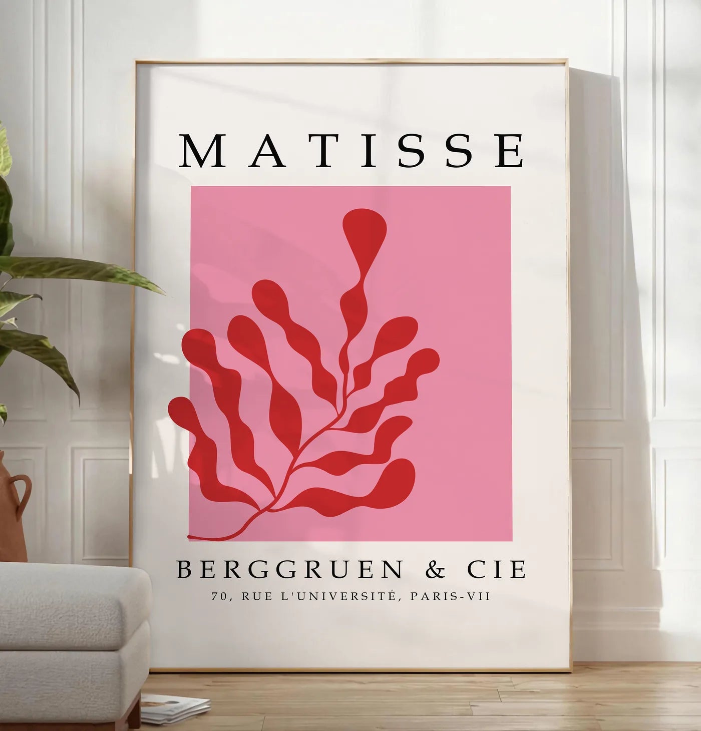 Affiche Algue Rouge sur Rose Papiers Decoupes — Henri Matisse — mise en situation dans un salon contemporain