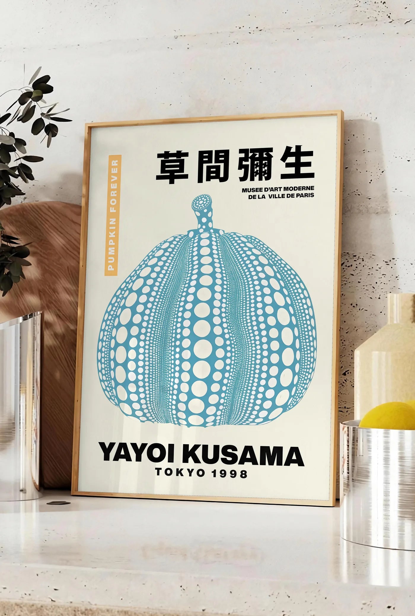 Affiche Citrouille bleue à pois Art Japonais — Yayoi Kusama — mise en situation dans une cuisine