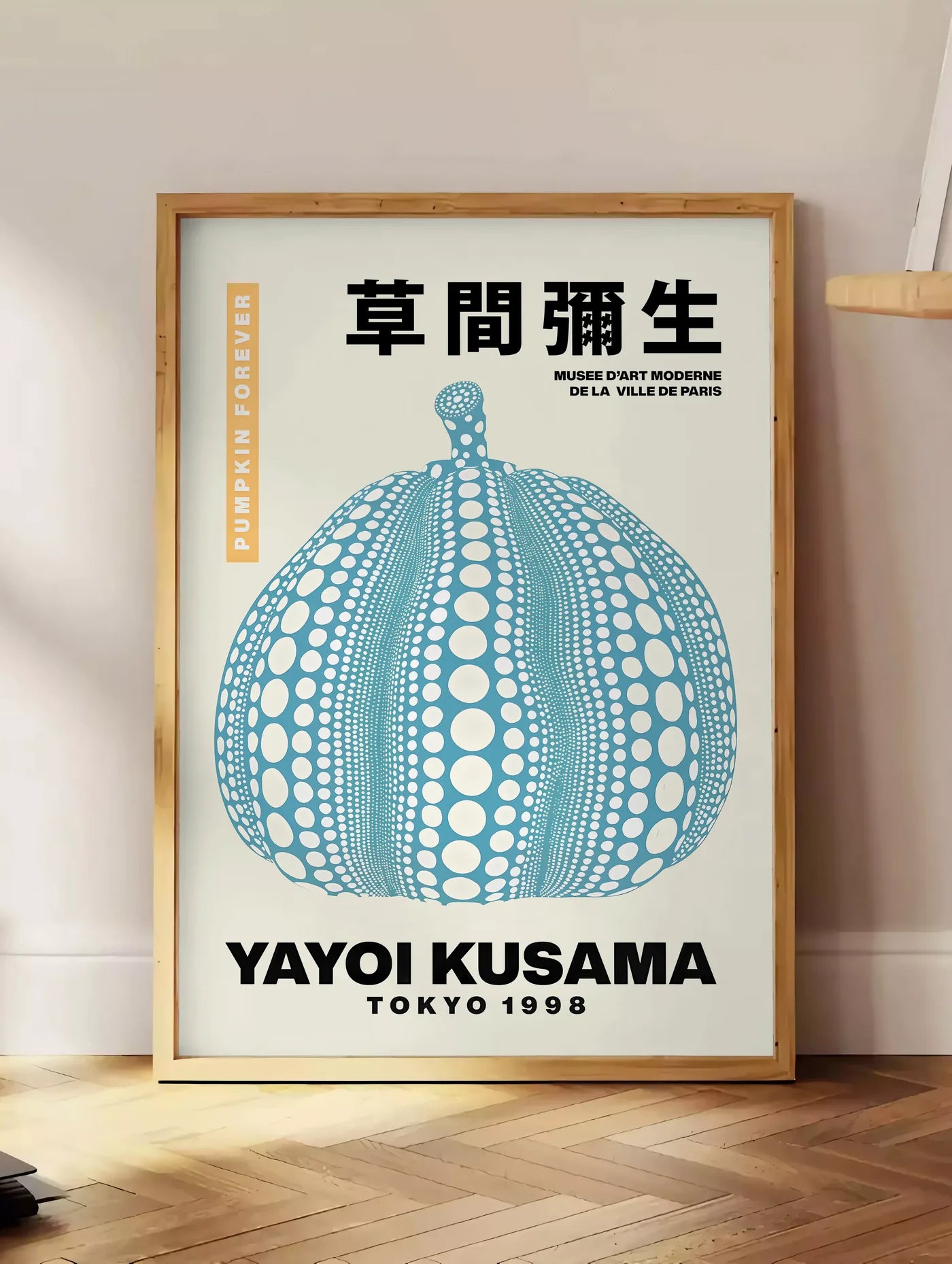 Affiche Citrouille bleue à pois Art Japonais — Yayoi Kusama — mise en situation dans un intérieur lumineux