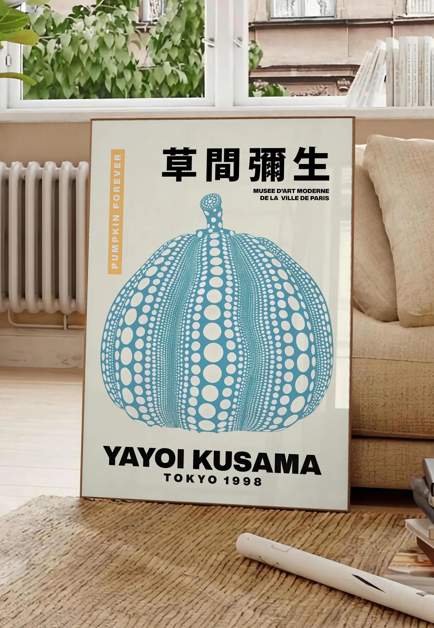 Affiche Citrouille bleue à pois Art Japonais — Yayoi Kusama — mise en situation dans un salon