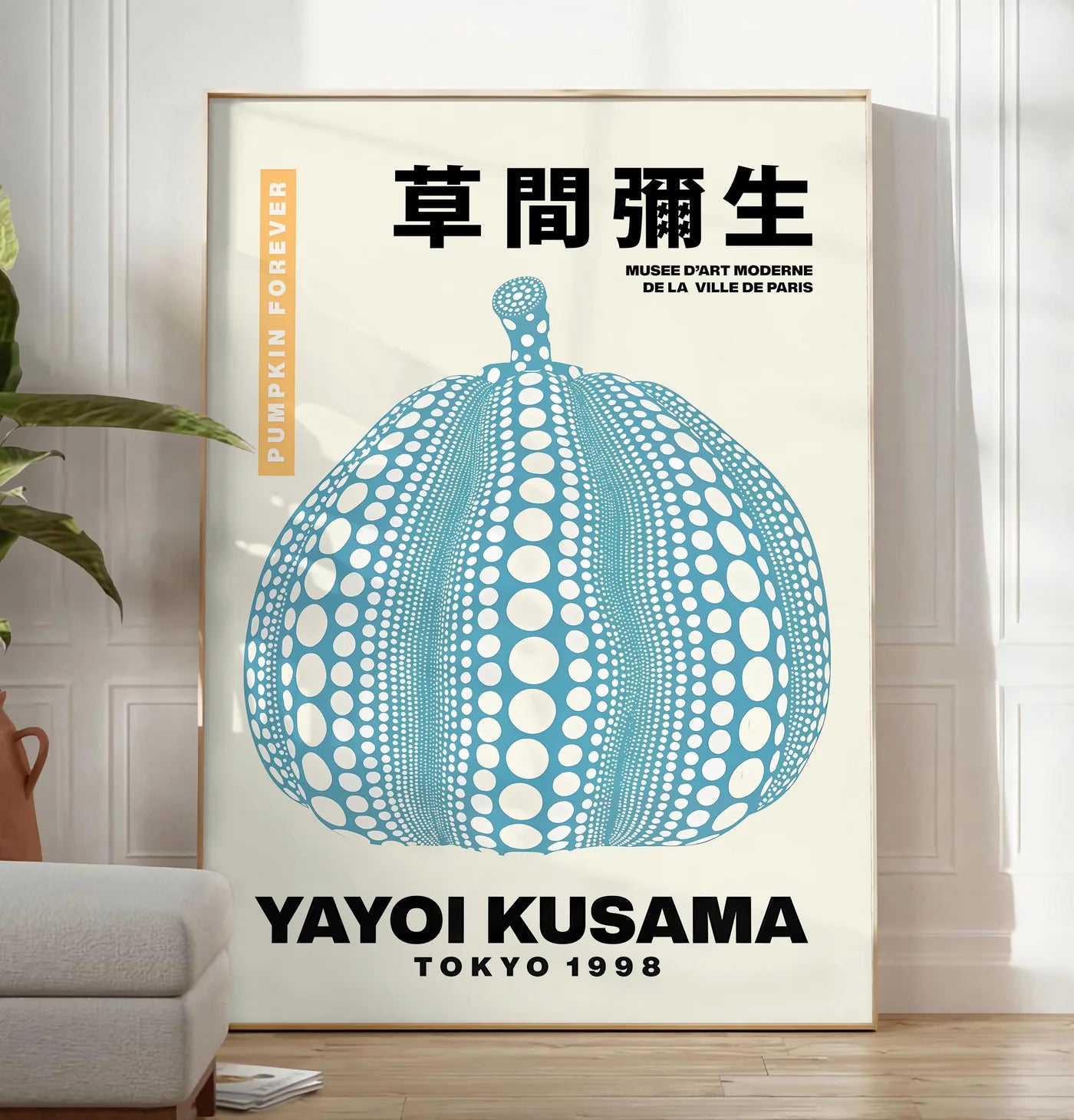 Affiche Citrouille bleue à pois Art Japonais — Yayoi Kusama — mise en situation dans un salon contemporain
