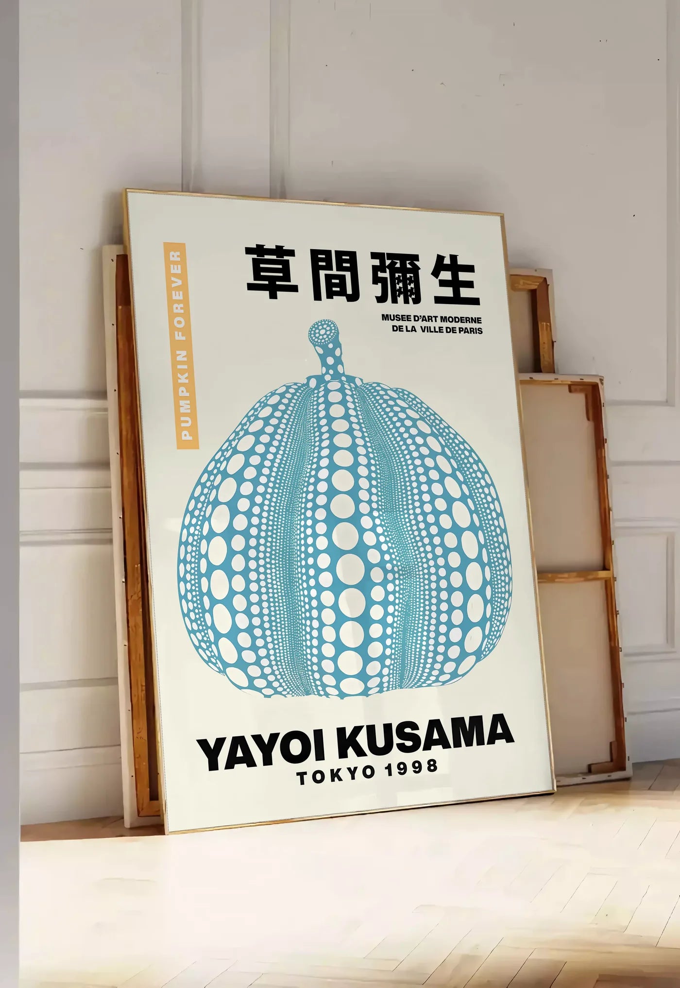 Affiche Citrouille bleue à pois Art Japonais — Yayoi Kusama — mise en situation dans une entrée