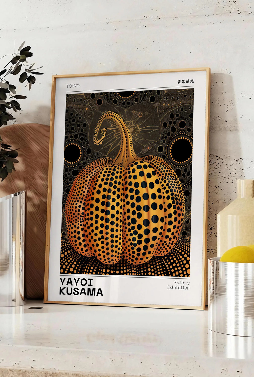 Affiche Citrouille orange à pois Art Japonais, Fond Noir — Yayoi Kusama — mise en situation dans une cuisine