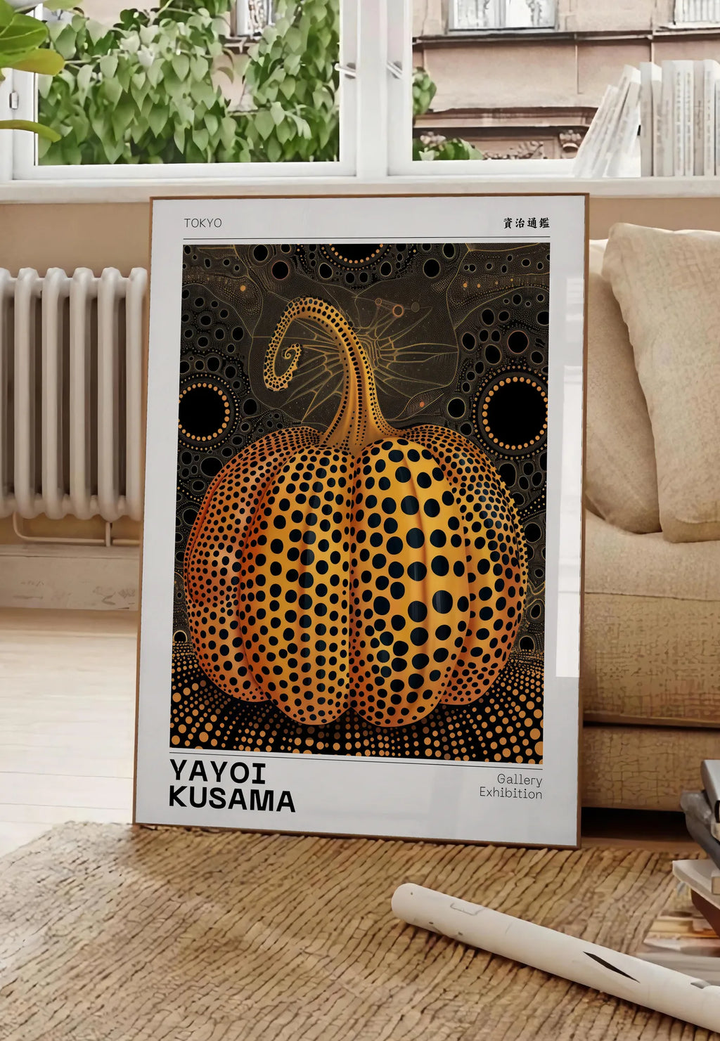 Affiche Citrouille orange à pois Art Japonais, Fond Noir — Yayoi Kusama — mise en situation dans un salon