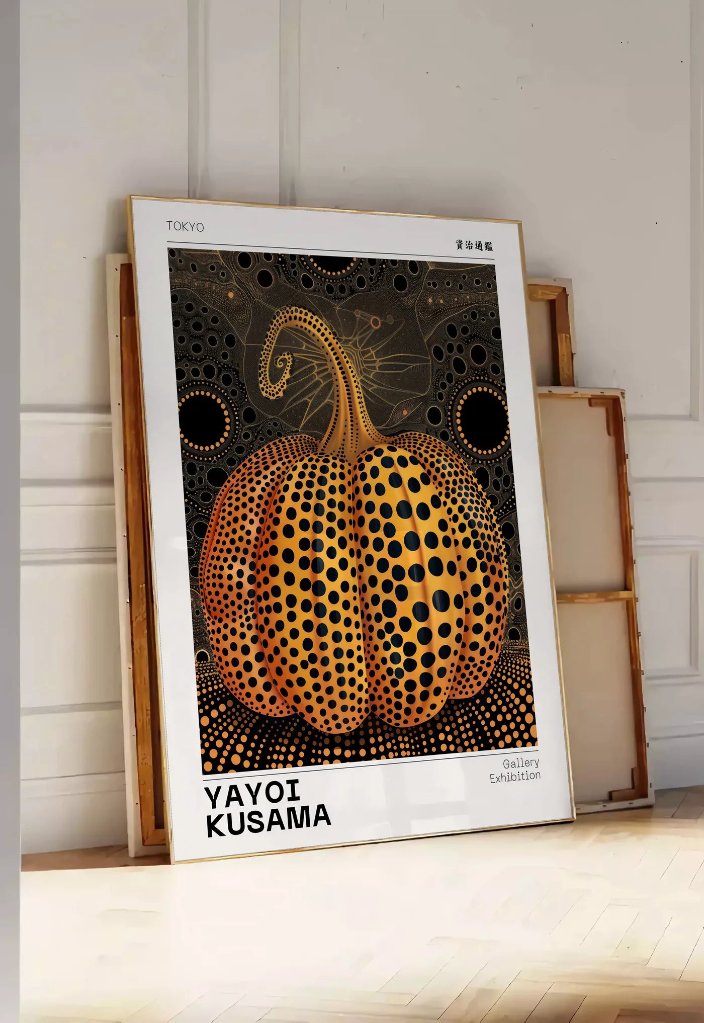 Affiche Citrouille orange à pois Art Japonais, Fond Noir — Yayoi Kusama — mise en situation dans une entrée