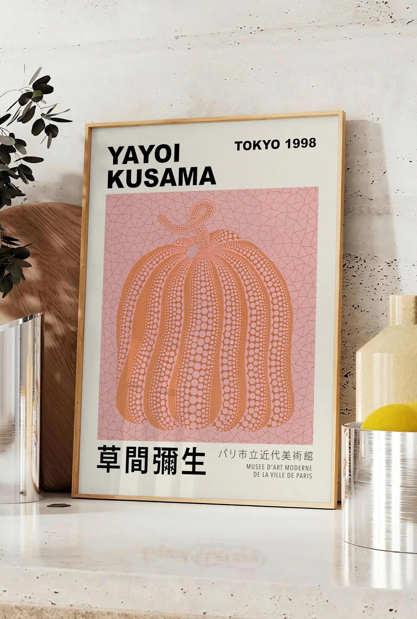 Affiche Citrouille orange à pois Art Japonais, Fond Rose — Yayoi Kusama — mise en situation dans une cuisine