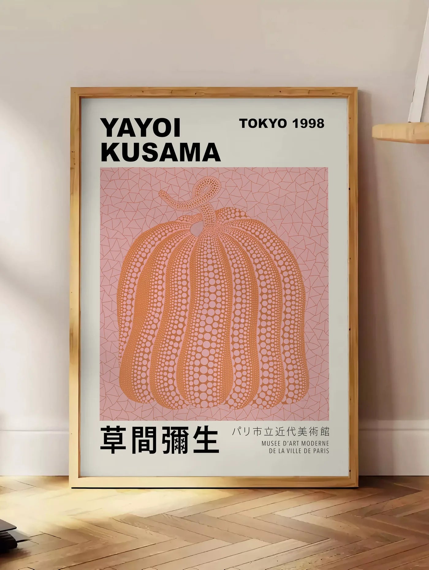 Affiche Citrouille orange à pois Art Japonais, Fond Rose — Yayoi Kusama — mise en situation dans un intérieur lumineux
