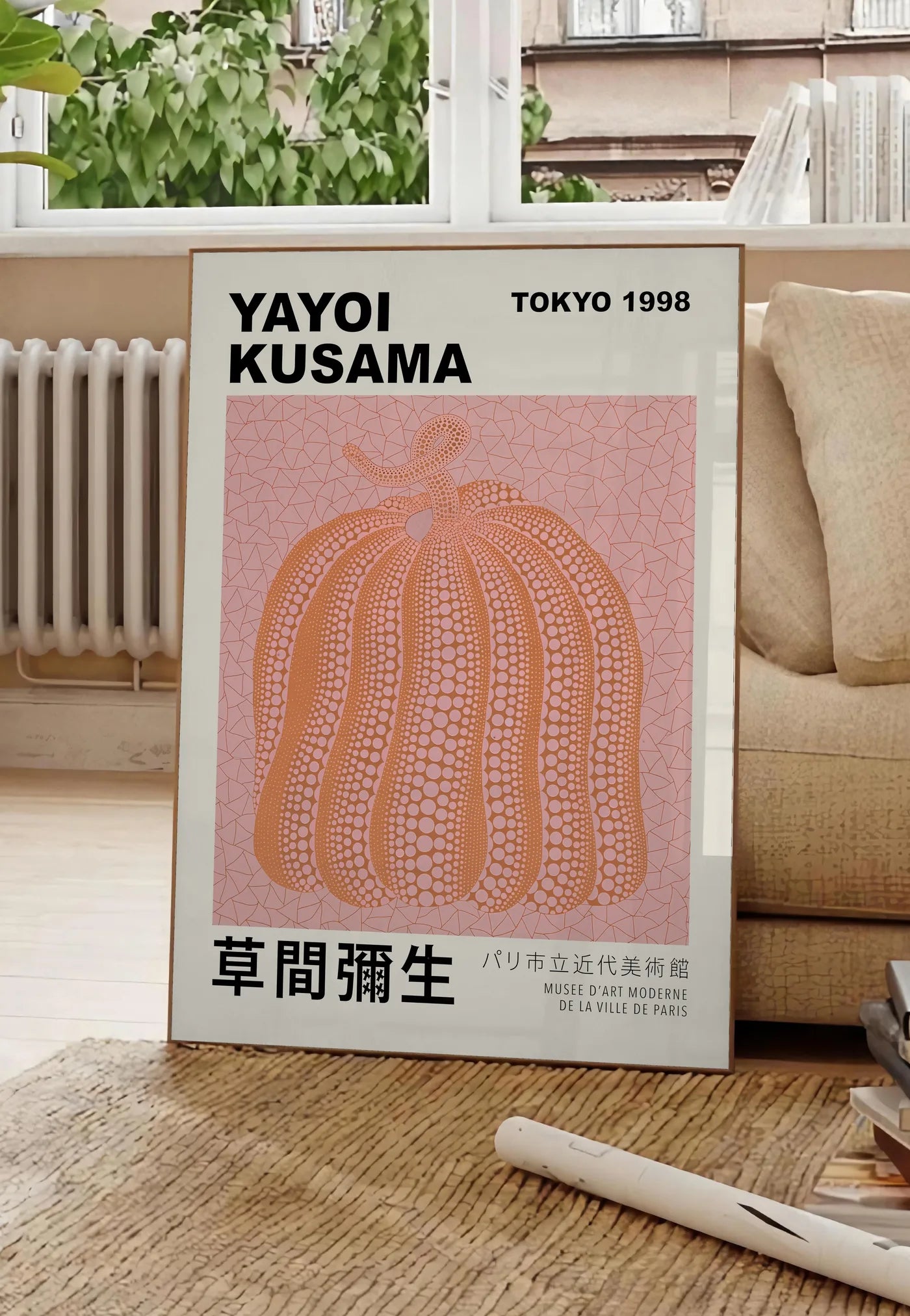 Affiche Citrouille orange à pois Art Japonais, Fond Rose — Yayoi Kusama — mise en situation dans un salon