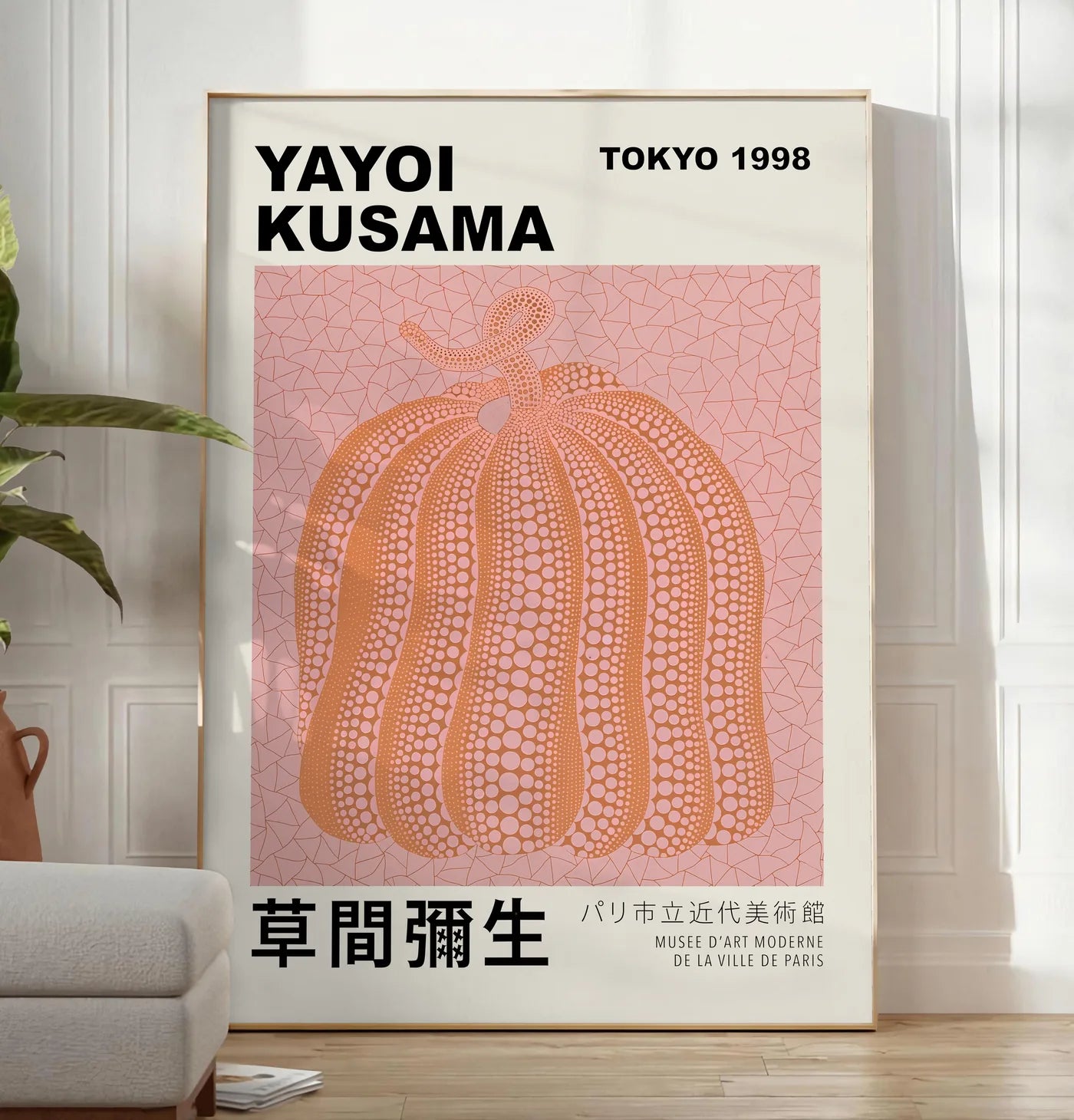 Affiche Citrouille orange à pois Art Japonais, Fond Rose — Yayoi Kusama — mise en situation dans un salon contemporain
