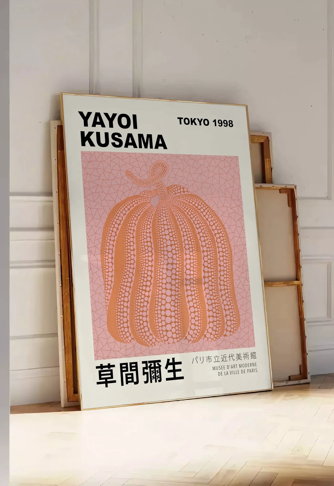 Affiche Citrouille orange à pois Art Japonais, Fond Rose — Yayoi Kusama — mise en situation dans une entrée