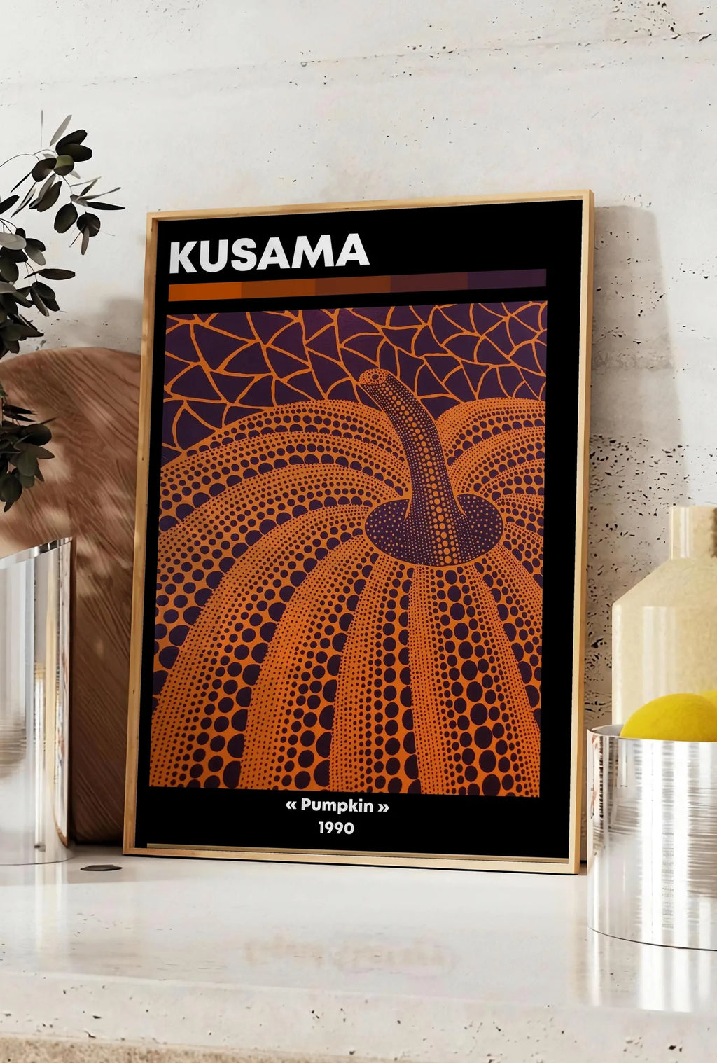 Affiche Citrouille orange à pois Art Japonais, Fond Violet — Yayoi Kusama — mise en situation dans une cuisine