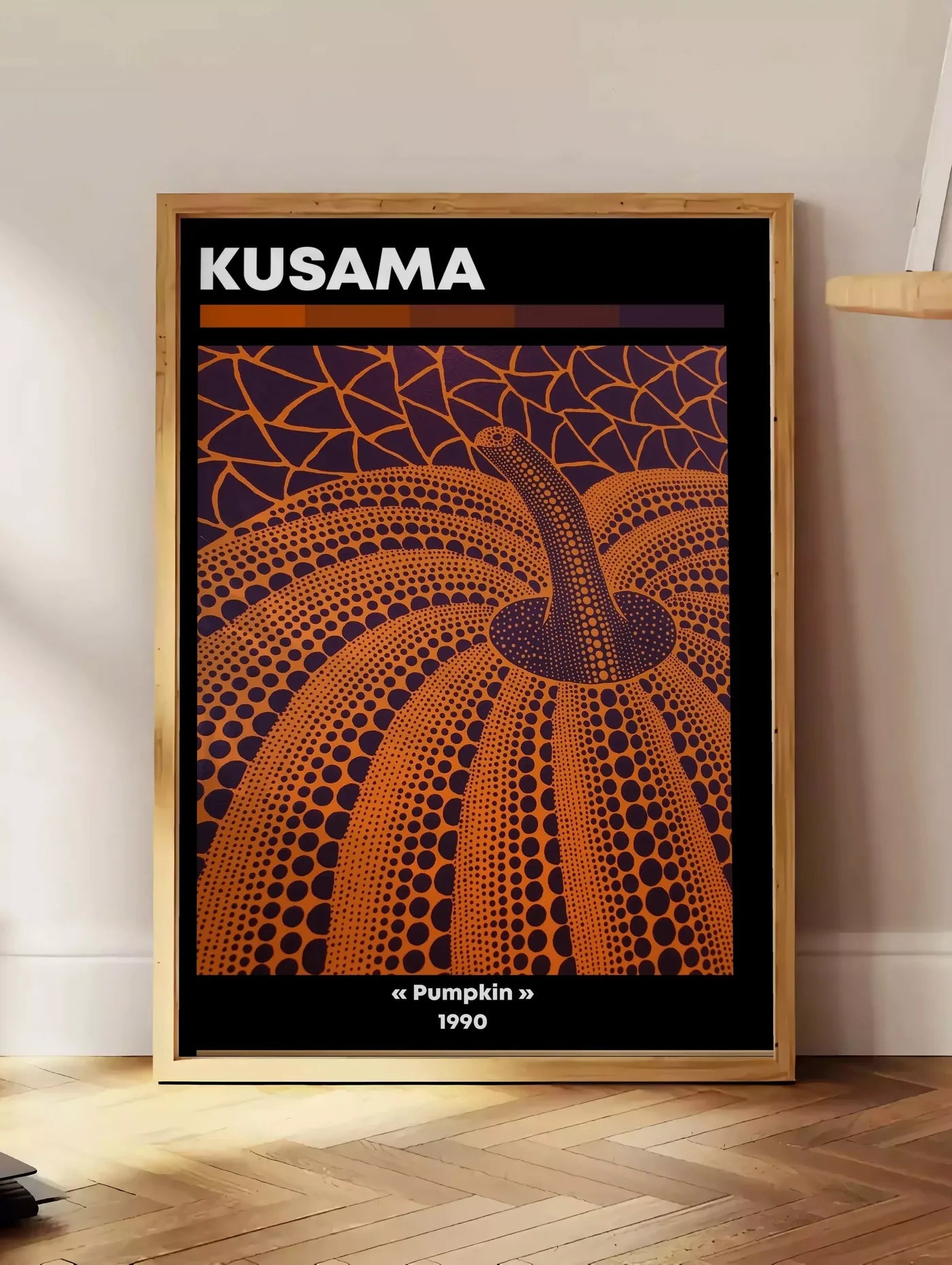 Affiche Citrouille orange à pois Art Japonais, Fond Violet — Yayoi Kusama — mise en situation dans un intérieur lumineux