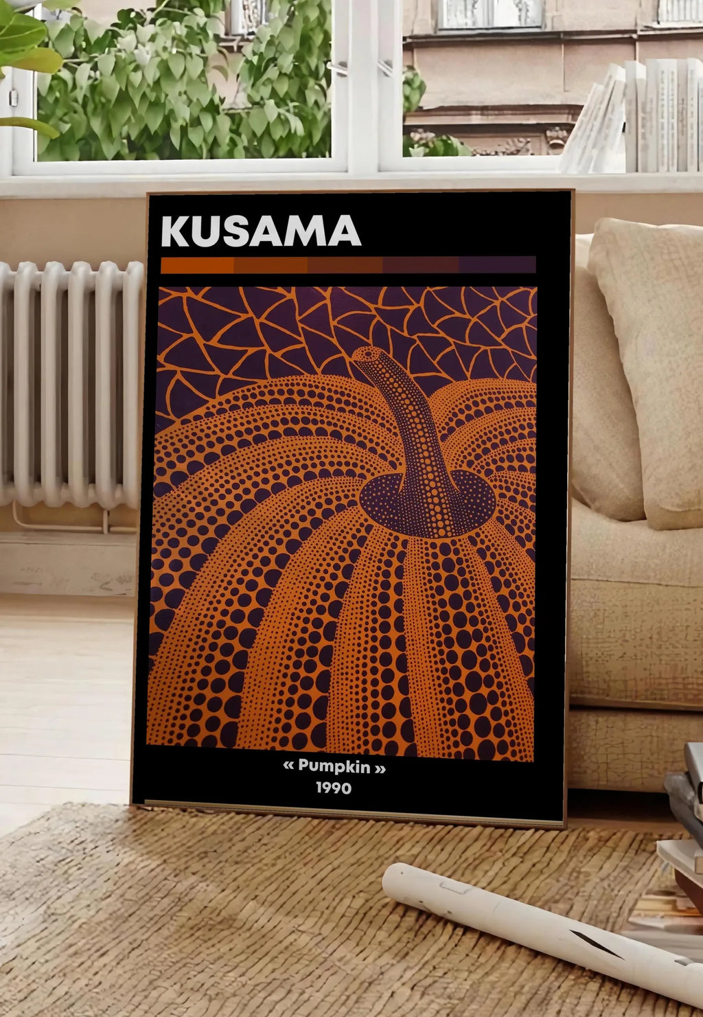 Affiche Citrouille orange à pois Art Japonais, Fond Violet — Yayoi Kusama — mise en situation dans un salon