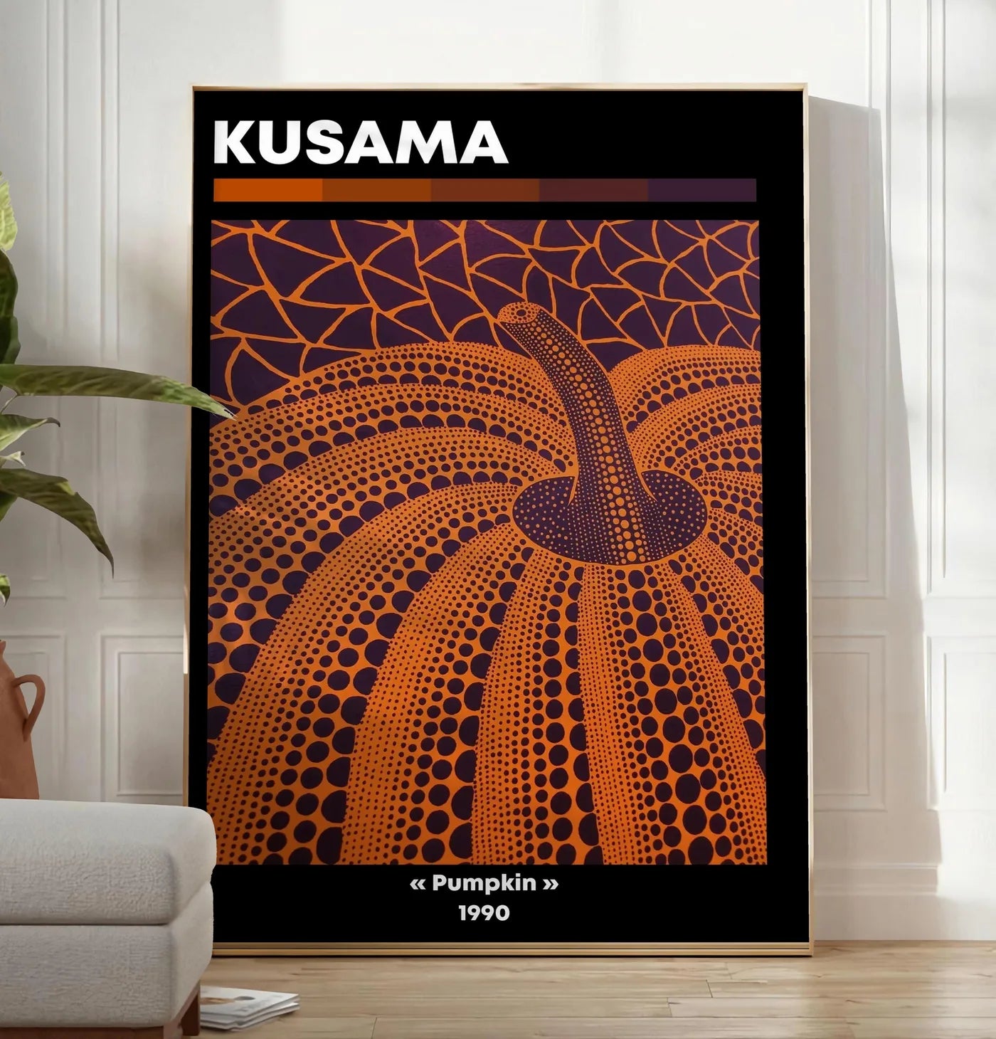 Affiche Citrouille orange à pois Art Japonais, Fond Violet — Yayoi Kusama — mise en situation dans un salon contemporain
