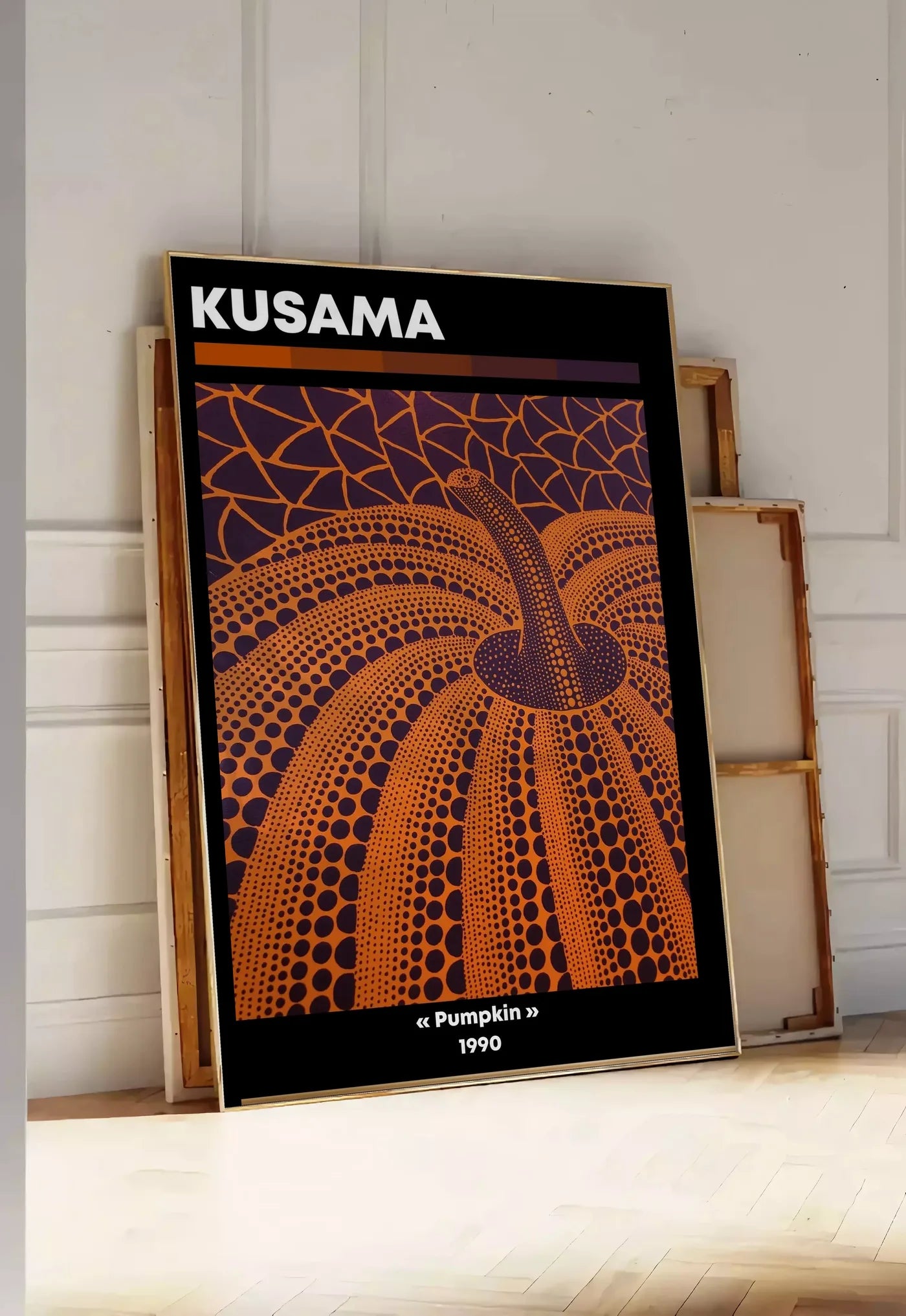 Affiche Citrouille orange à pois Art Japonais, Fond Violet — Yayoi Kusama — mise en situation dans une entrée