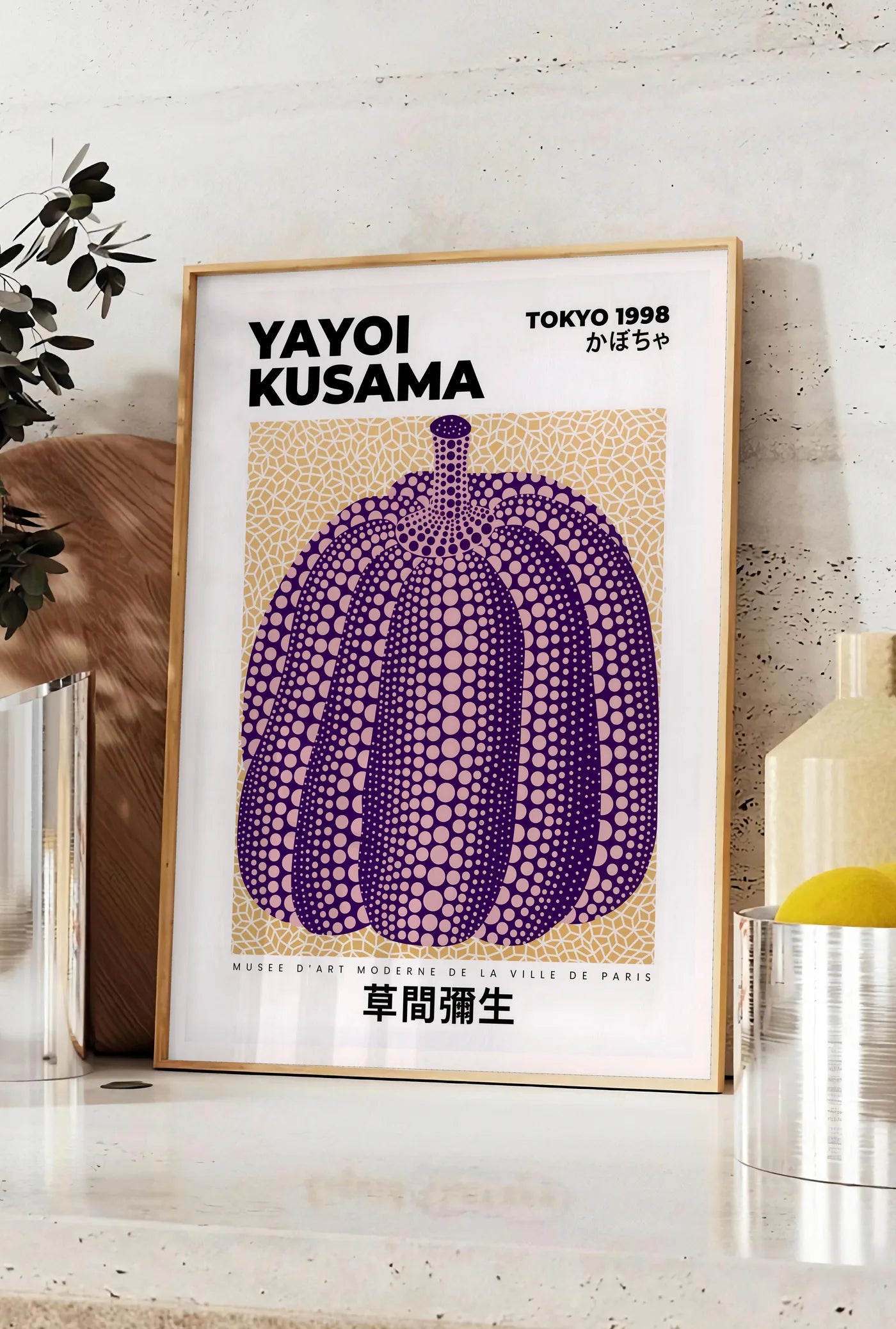 Affiche Citrouille Violette à pois Art Japonais — Yayoi Kusama — mise en situation dans une cuisine