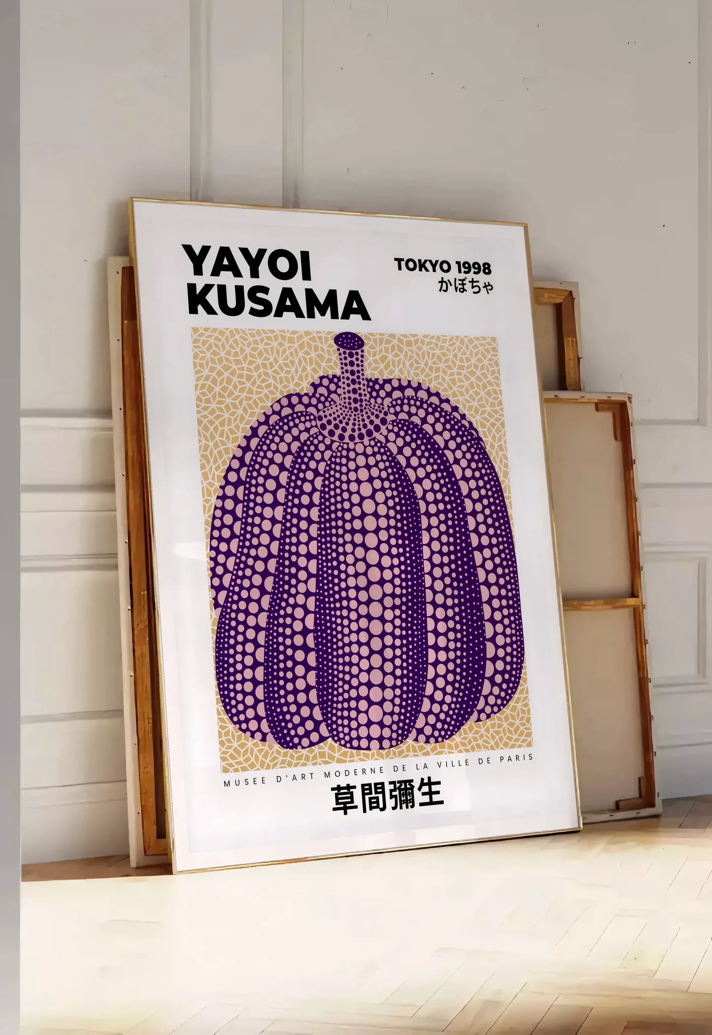 Affiche Citrouille Violette à pois Art Japonais — Yayoi Kusama — mise en situation dans une entrée