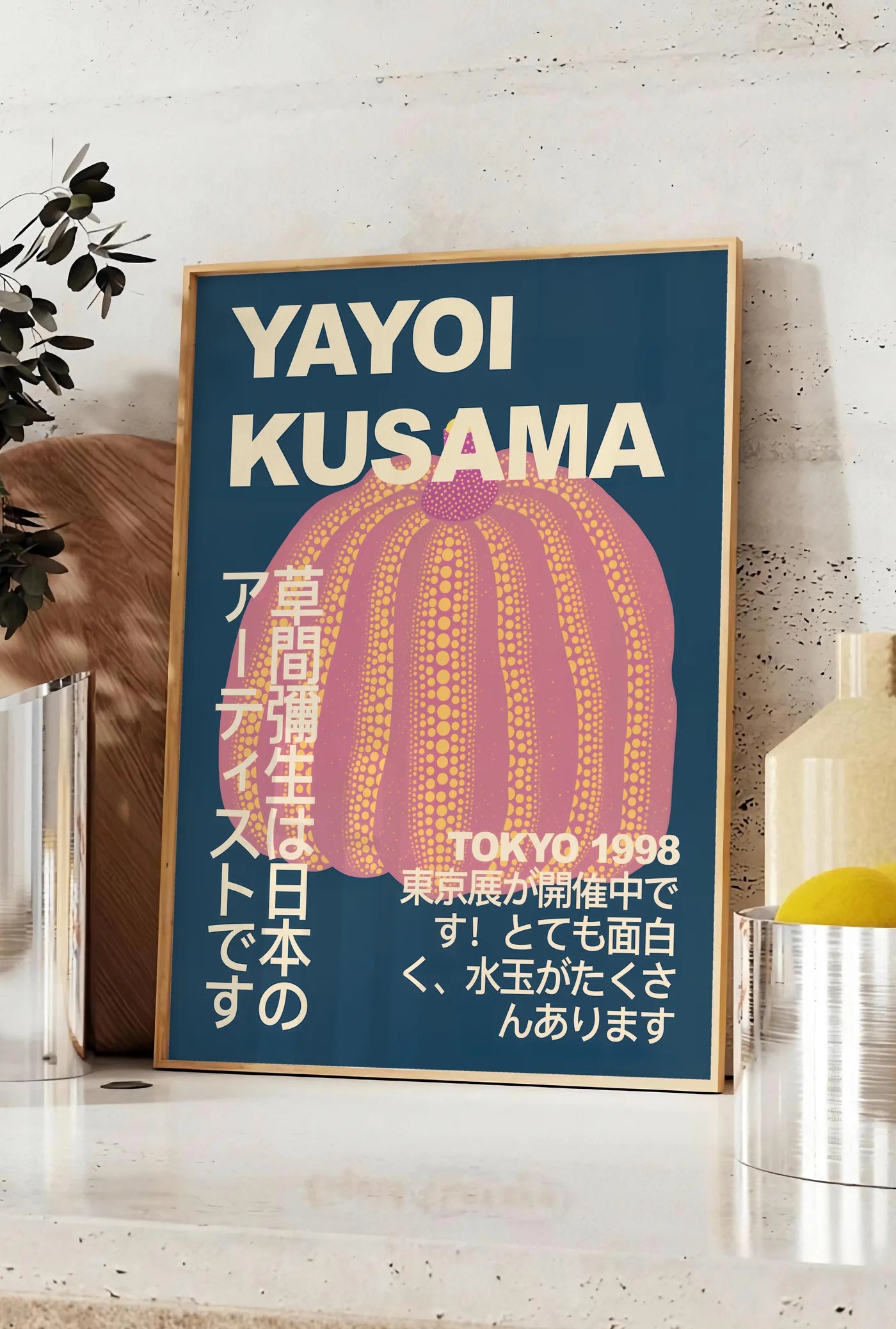 Affiche Citrouille rose à pois Art Japonais — Yayoi Kusama — mise en situation dans une cuisine