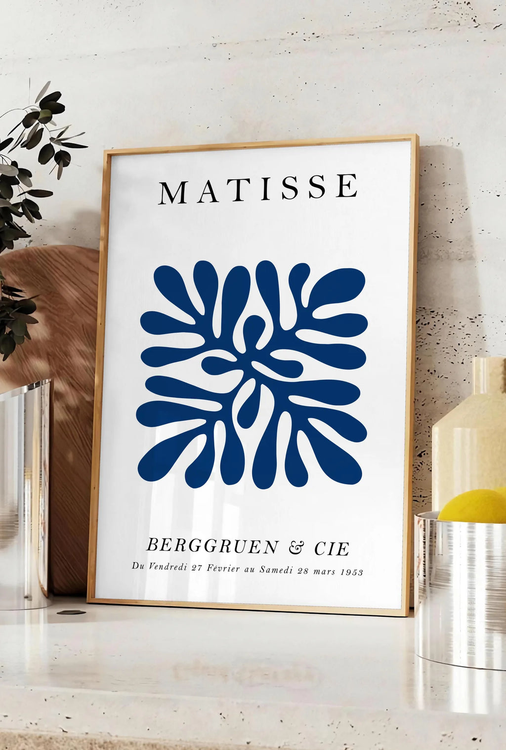 Affiche Corail Bleu Symetrique Papiers Decoupes — Henri Matisse — mise en situation dans une cuisine