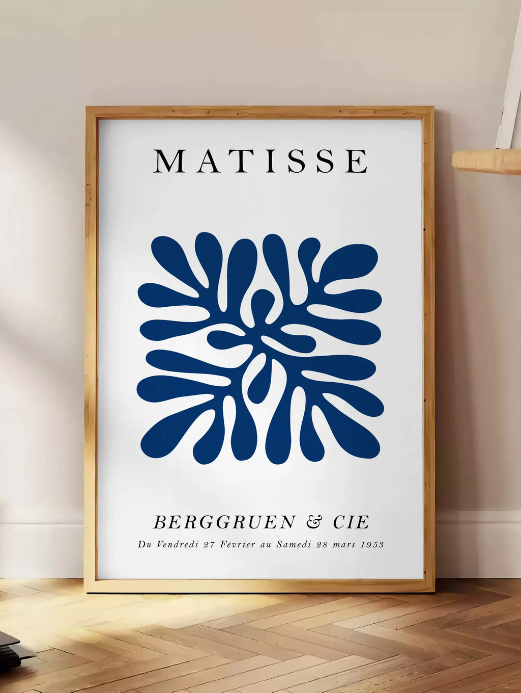 Affiche Corail Bleu Symetrique Papiers Decoupes — Henri Matisse — mise en situation dans un intérieur lumineux