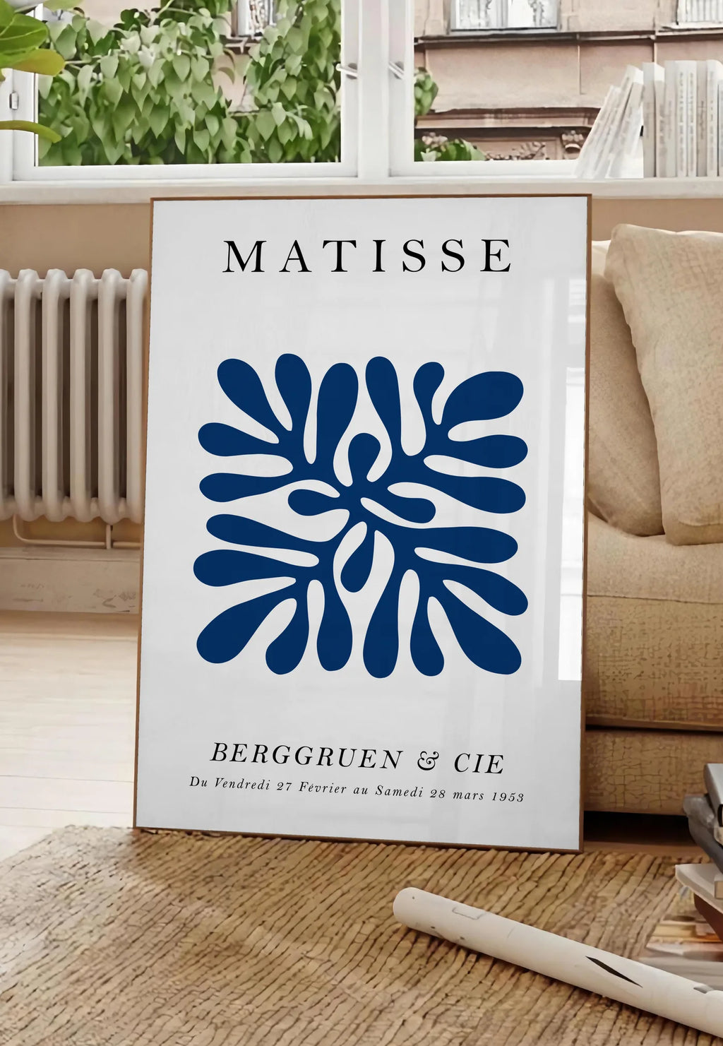 Affiche Corail Bleu Symetrique Papiers Decoupes — Henri Matisse — mise en situation dans un salon
