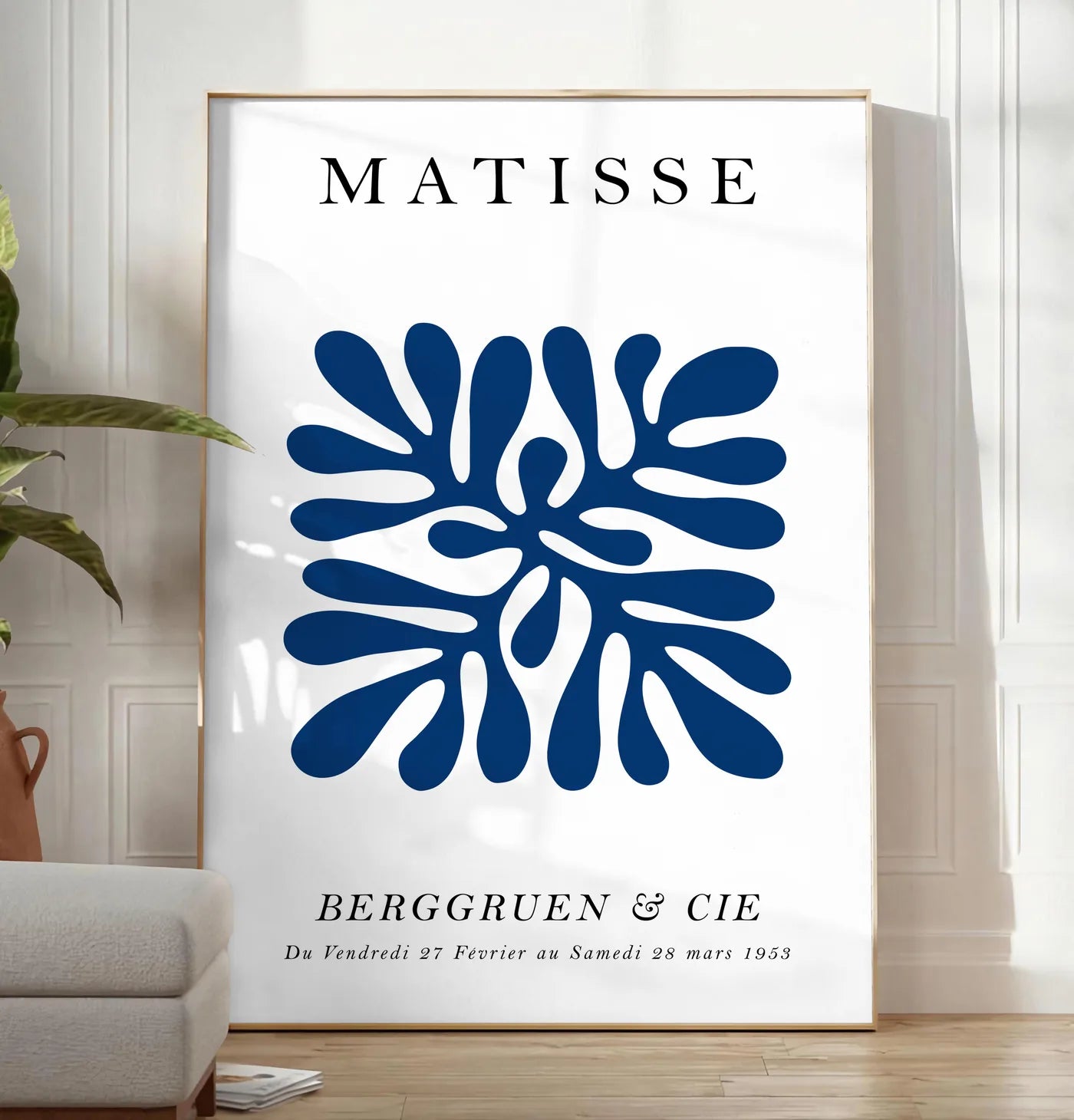 Affiche Corail Bleu Symetrique Papiers Decoupes — Henri Matisse — mise en situation dans un salon contemporain