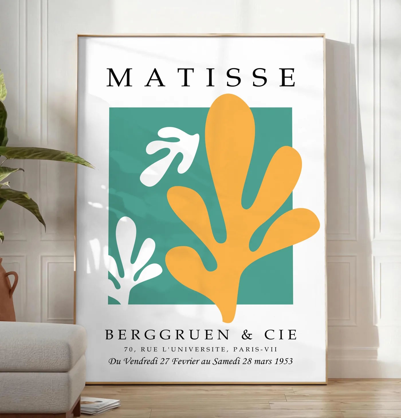 Affiche Corail Jaune sur Vert Papiers Decoupes — Henri Matisse — mise en situation dans un salon contemporain