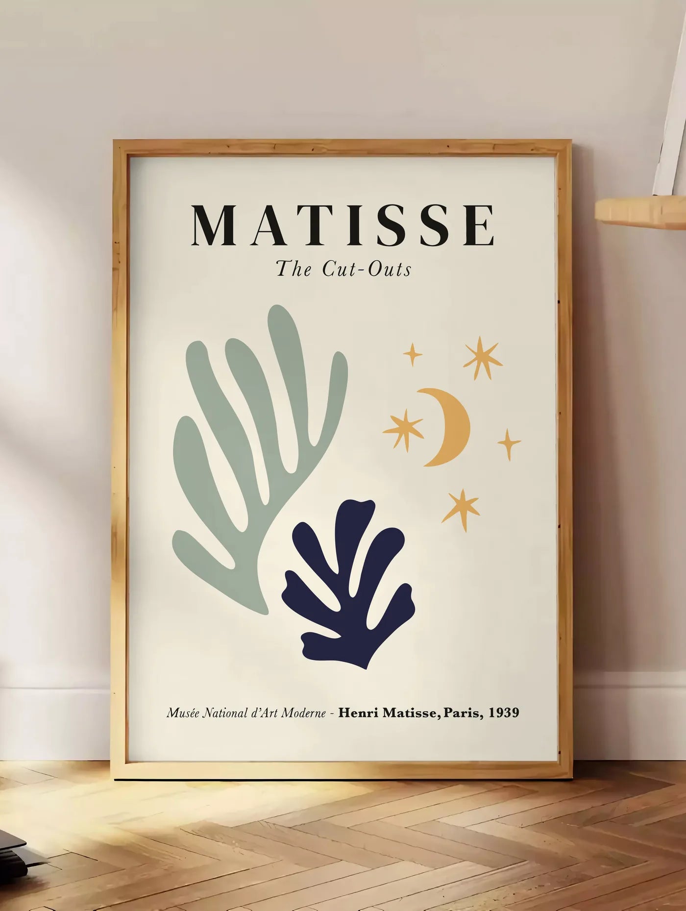 Affiche Corail Lune et Etoiles Papiers Decoupes — Henri Matisse — mise en situation dans un intérieur lumineux