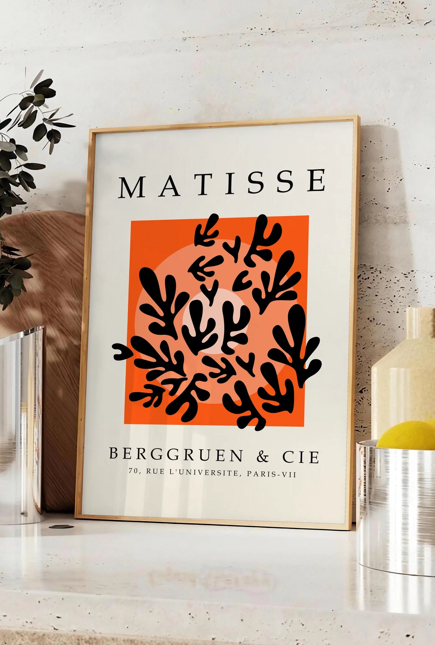 Affiche Corail Noir sur Orange Papiers Decoupes — Henri Matisse — mise en situation dans une cuisine