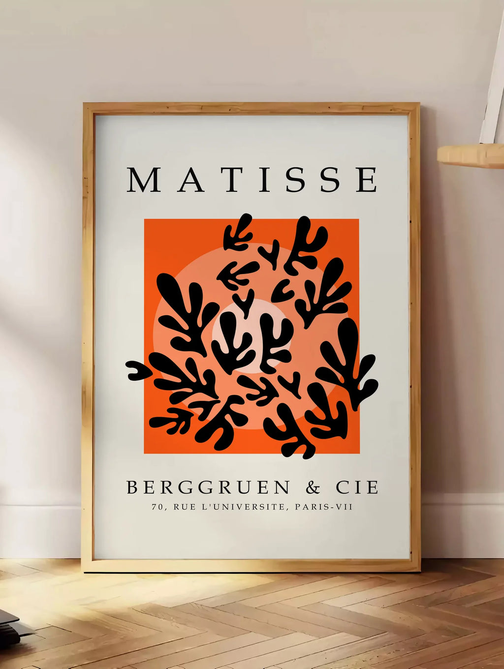Affiche Corail Noir sur Orange Papiers Decoupes — Henri Matisse — mise en situation dans un intérieur lumineux