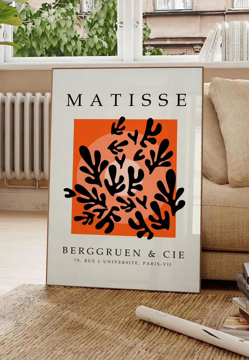 Affiche Corail Noir sur Orange Papiers Decoupes — Henri Matisse — mise en situation dans un salon