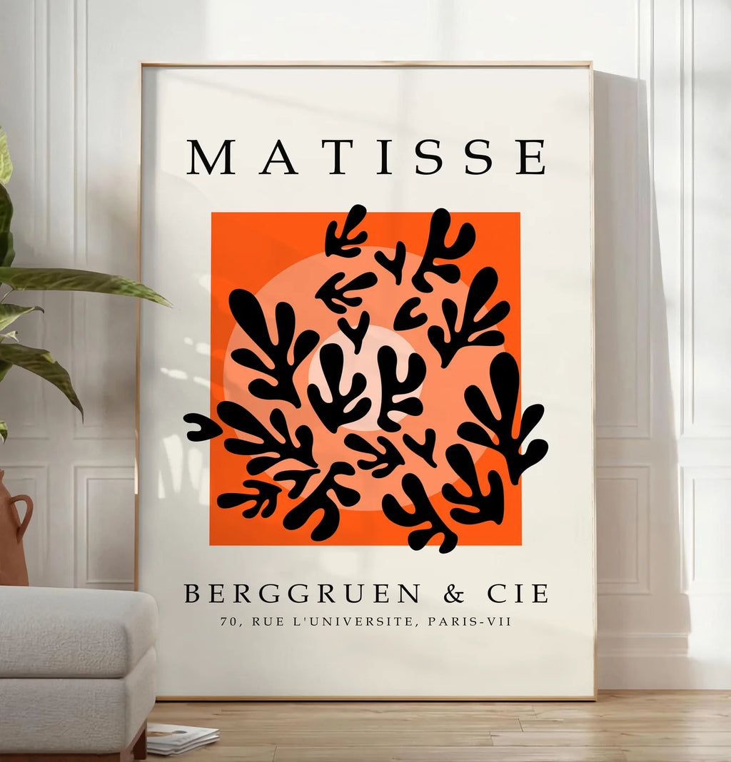 Affiche Corail Noir sur Orange Papiers Decoupes — Henri Matisse — mise en situation dans un salon contemporain