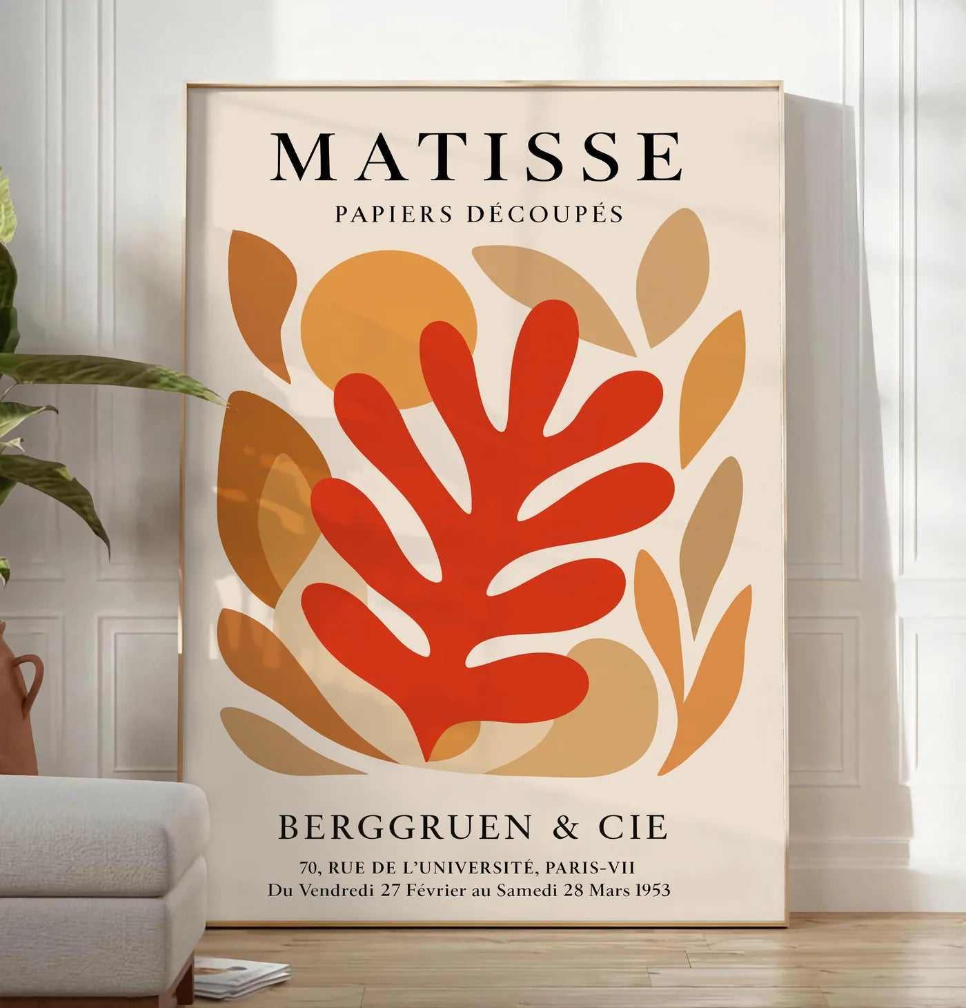 Affiche Corail Rouge Tons Automne Papiers Decoupes — Henri Matisse — mise en situation dans un salon contemporain