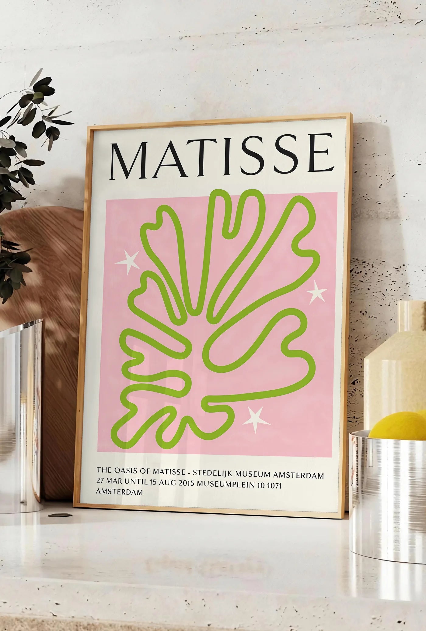 Affiche Corail Vert Oasis Papiers Decoupes — Henri Matisse — mise en situation dans une cuisine