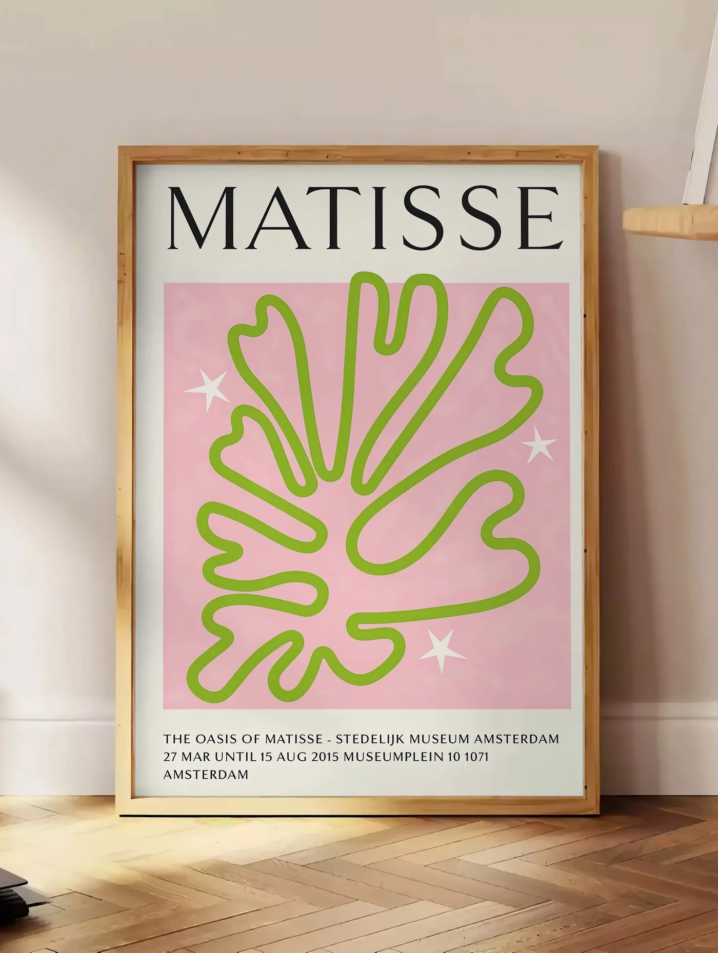 Affiche Corail Vert Oasis Papiers Decoupes — Henri Matisse — mise en situation dans un intérieur lumineux
