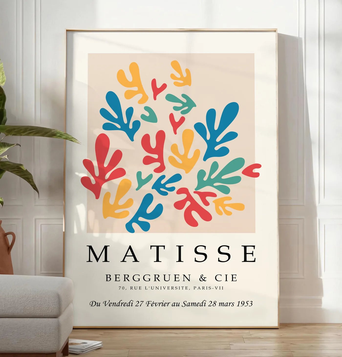 Affiche Corails Multicolores Papiers Decoupes — Henri Matisse — mise en situation dans un salon contemporain