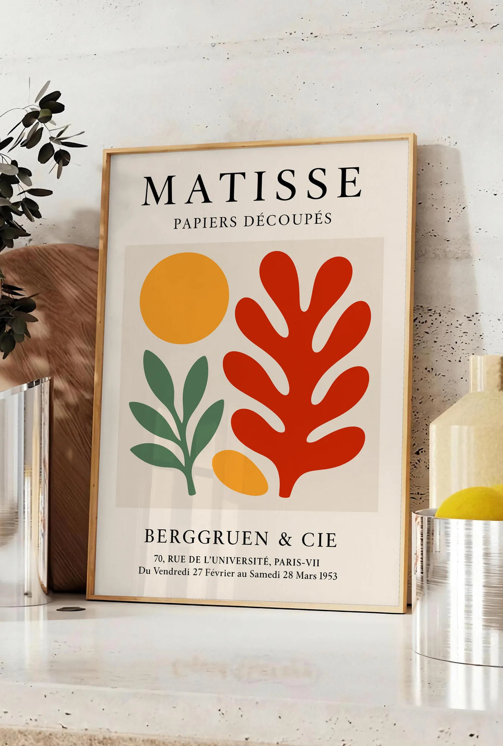 Affiche Disque Branche et Corail Rouge Papiers Decoupes — Henri Matisse — mise en situation dans une cuisine