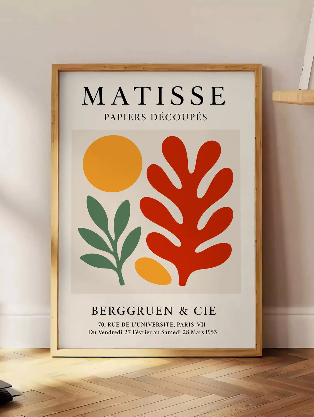 Affiche Disque Branche et Corail Rouge Papiers Decoupes — Henri Matisse — mise en situation dans un intérieur lumineux