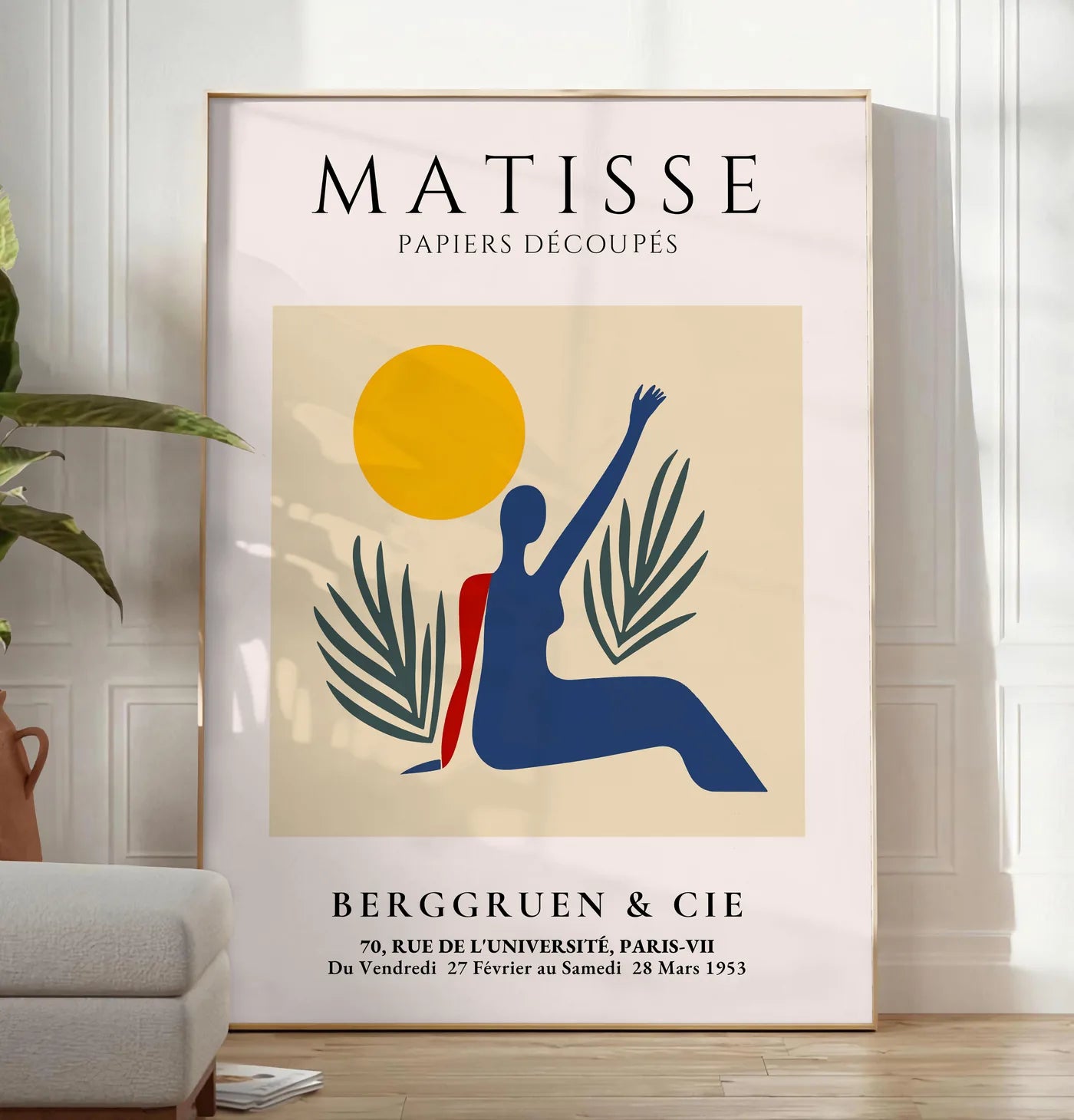 Affiche Femme au Bras Leve Papiers Decoupes — Henri Matisse — mise en situation dans un salon contemporain