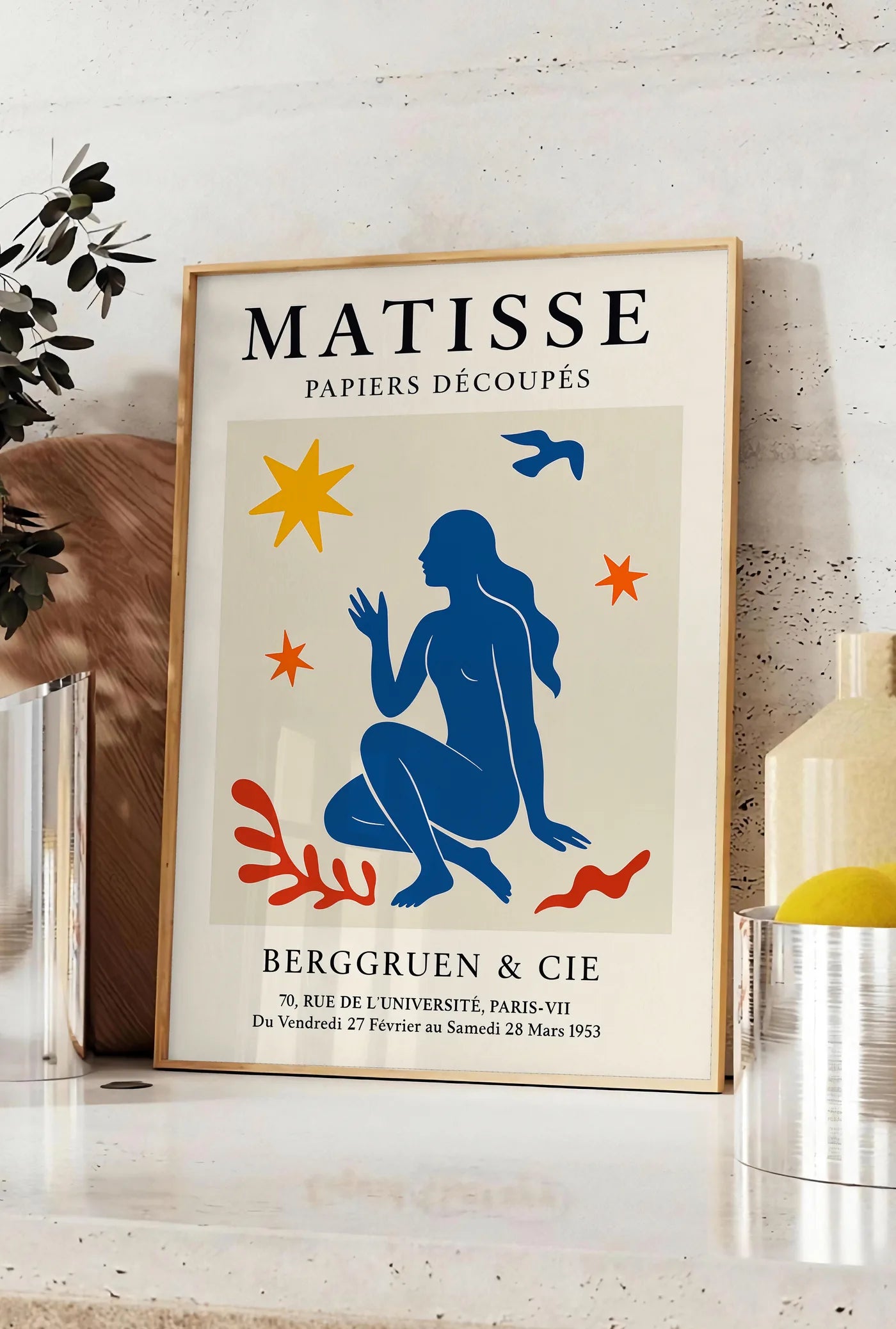 Affiche Femme Bleue et Etoiles Papiers Decoupes, Oiseau — Henri Matisse — mise en situation dans une cuisine