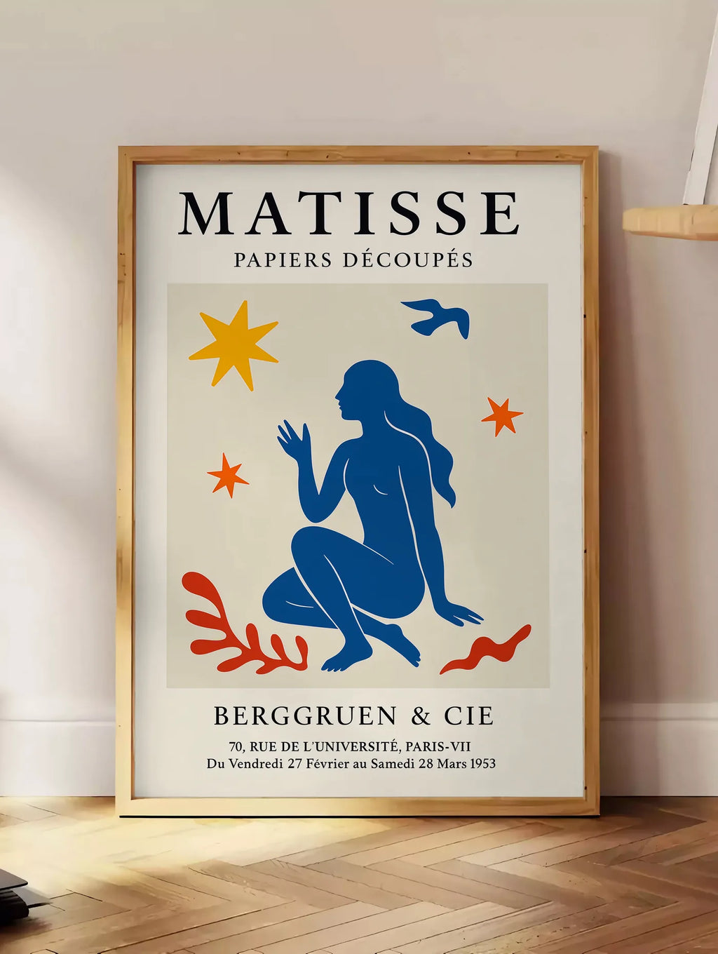 Affiche Femme Bleue et Etoiles Papiers Decoupes, Oiseau — Henri Matisse — mise en situation dans un intérieur lumineux