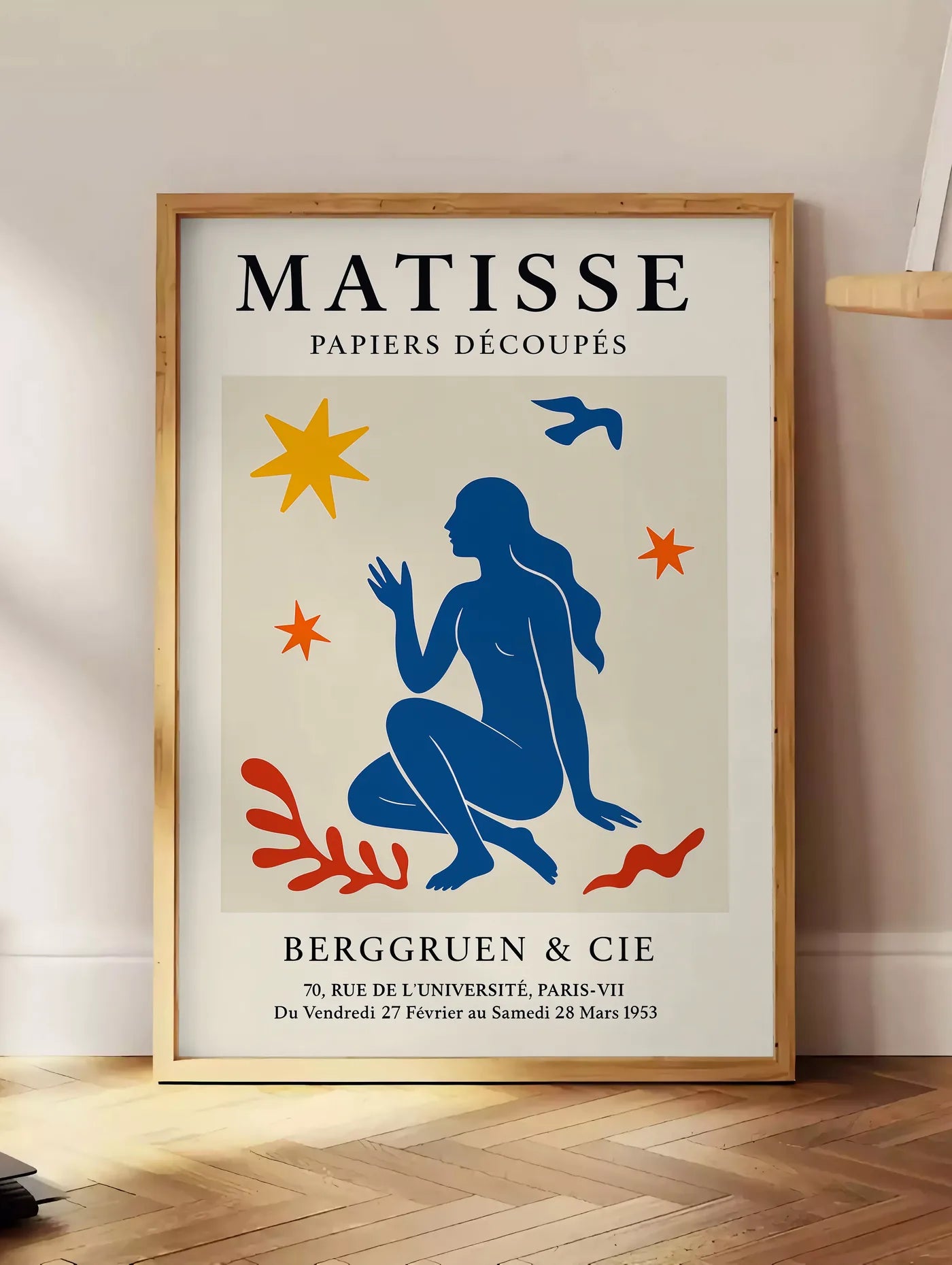 Affiche Femme Bleue et Etoiles Papiers Decoupes, Oiseau — Henri Matisse — mise en situation dans un intérieur lumineux