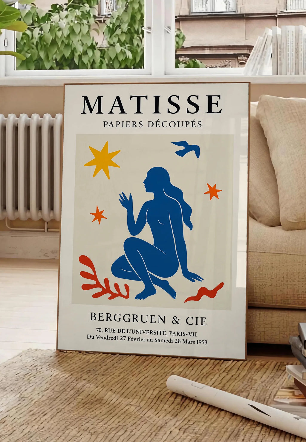Affiche Femme Bleue et Etoiles Papiers Decoupes, Oiseau — Henri Matisse — mise en situation dans un salon