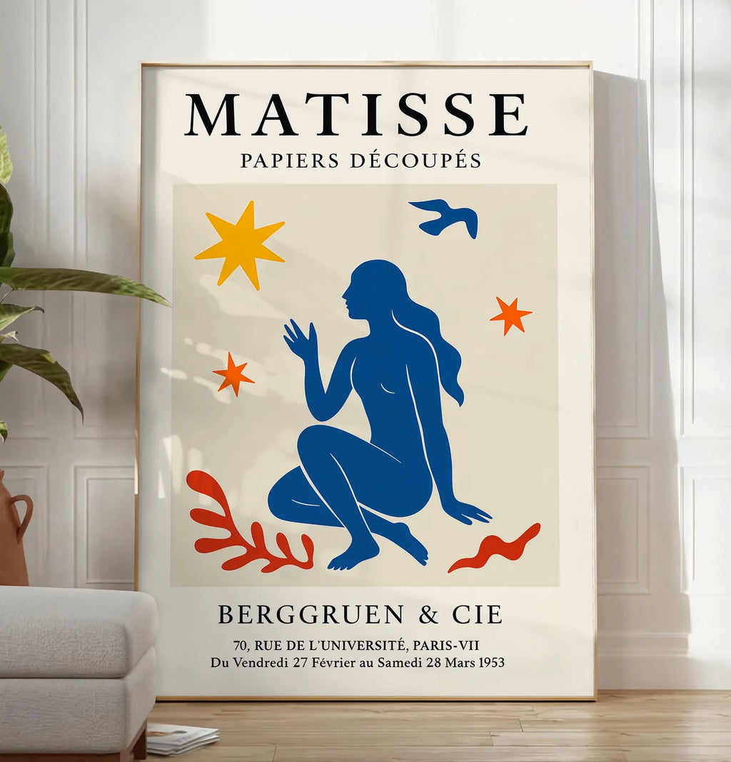 Affiche Femme Bleue et Etoiles Papiers Decoupes, Oiseau — Henri Matisse — mise en situation dans un salon contemporain