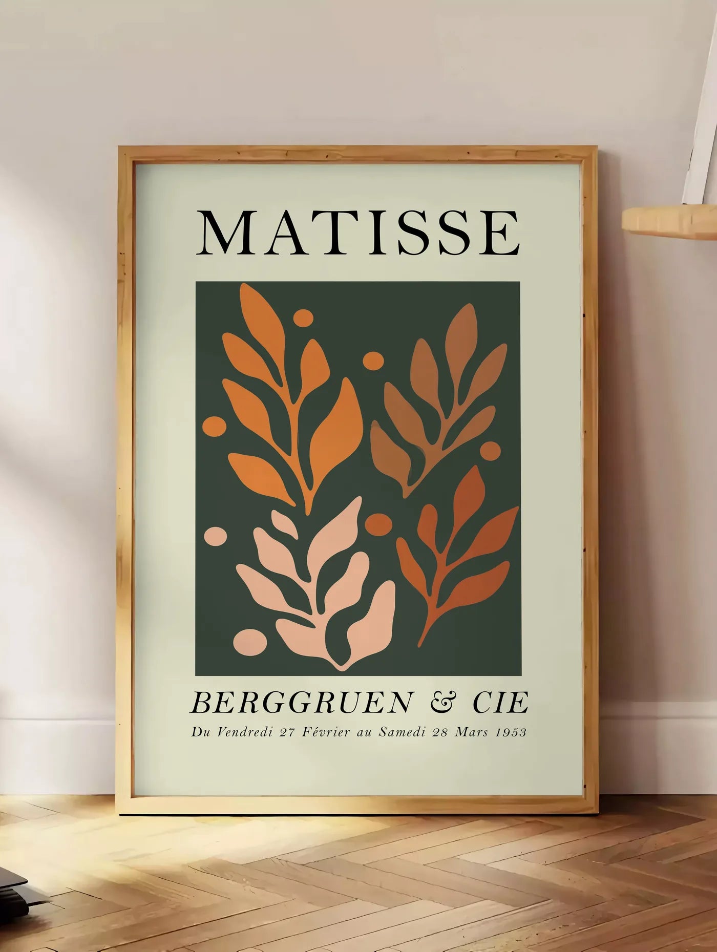 Affiche Feuillages Orange sur Vert Papiers Decoupes — Henri Matisse — mise en situation dans un intérieur lumineux