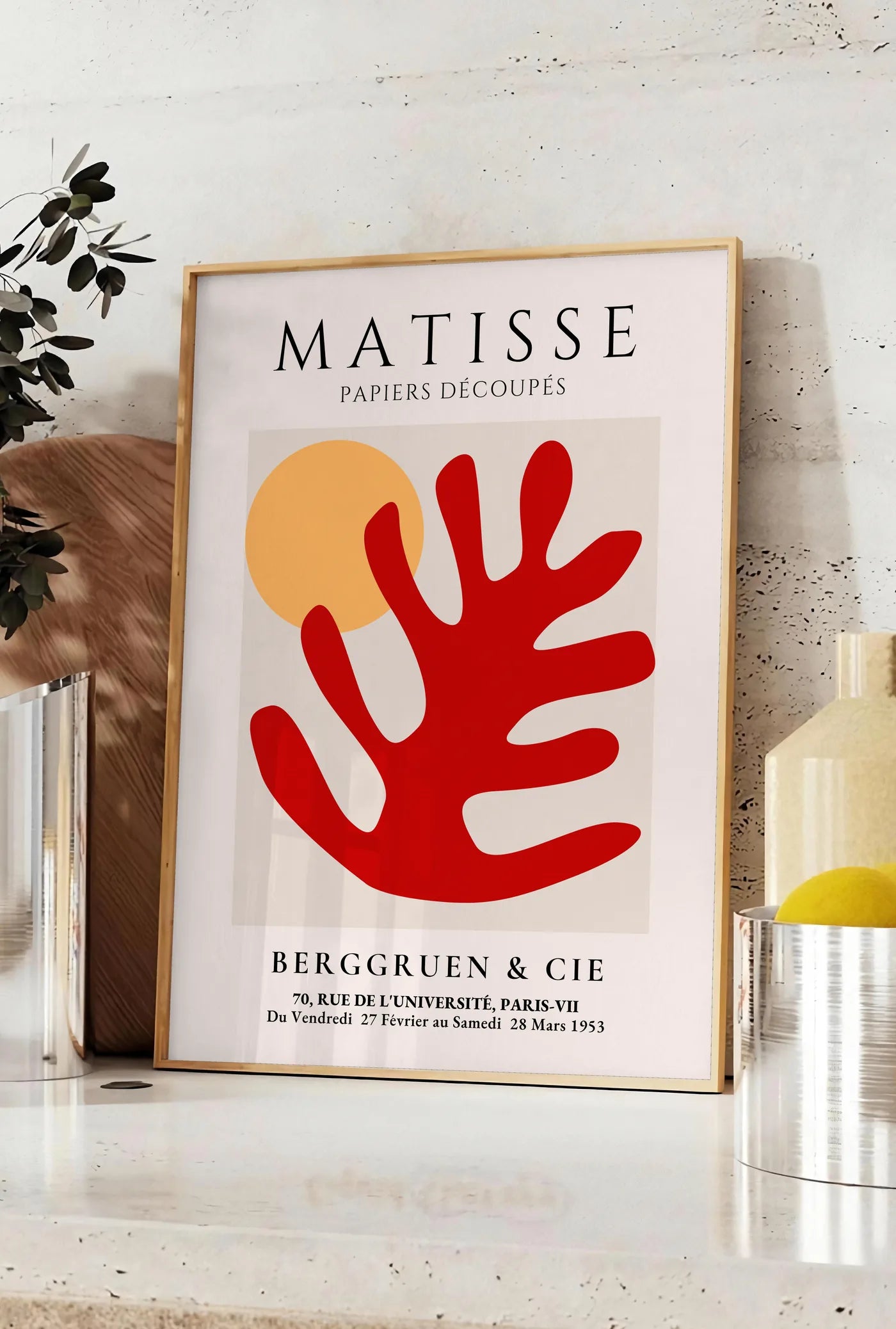 Affiche Feuille Corail Rouge et Soleil Papiers Decoupes — Henri Matisse — mise en situation dans une cuisine